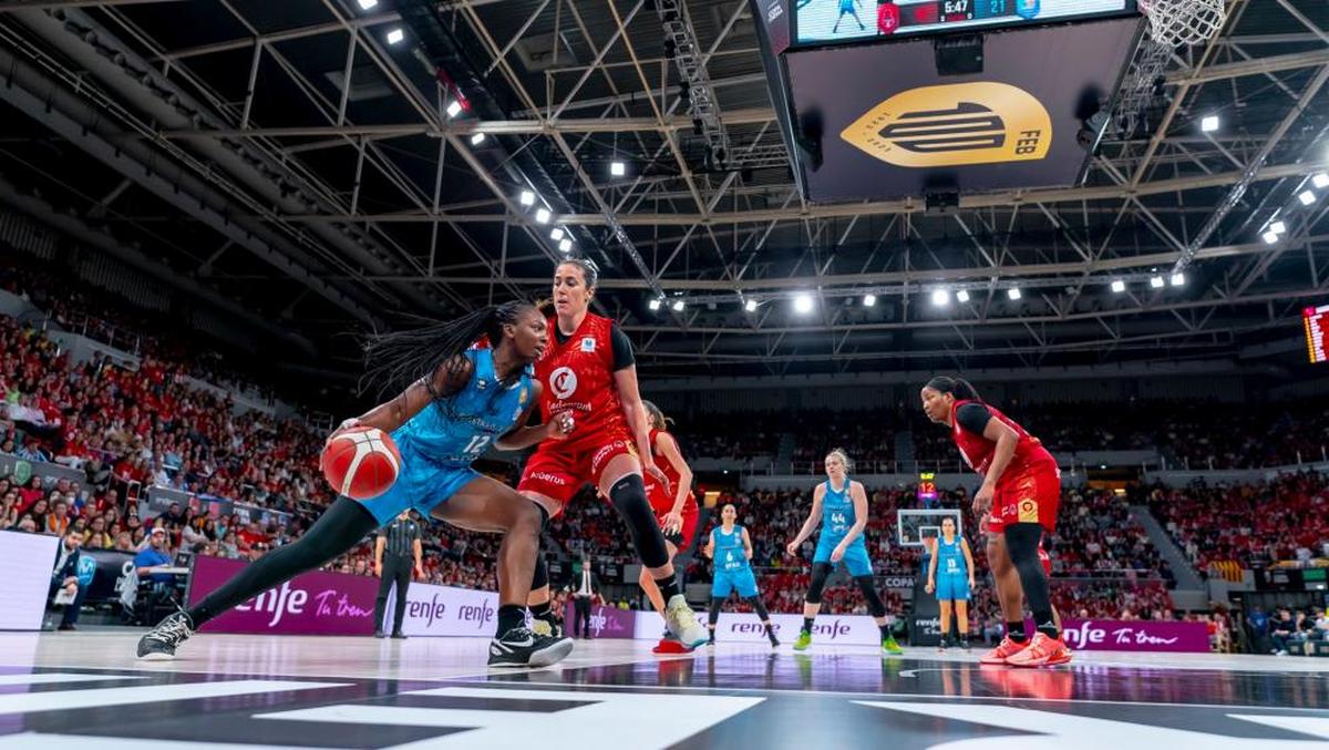 Onyenwere intenta entrar a canasta en la final de Copa de la Reina