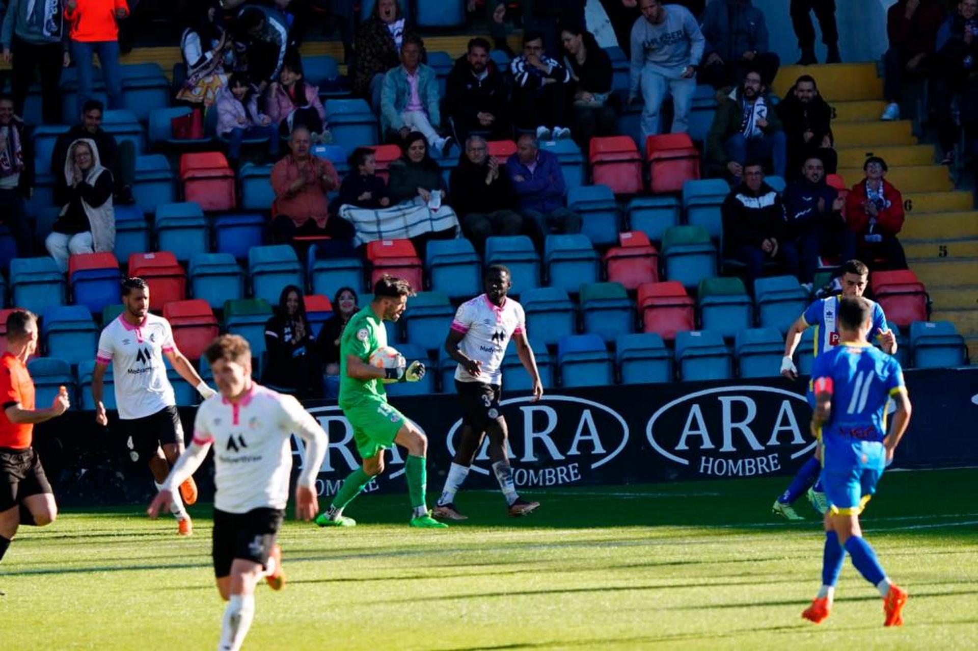 metart vivido El Salamanca, incapaz de retener los tres puntos ante una Arandina con diez  (1-1) | La Gaceta de Salamanca
