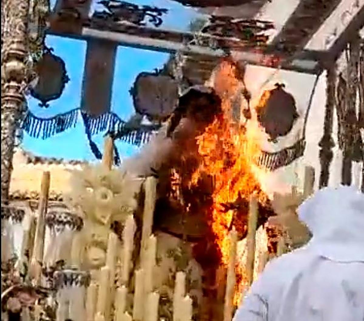 Gran susto en plena Semana Santa: arde la imagen de la Virgen del Rocío ...