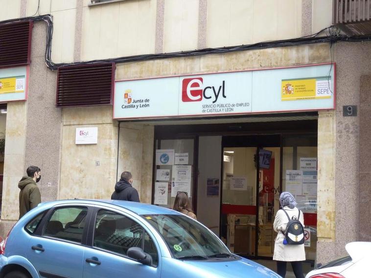 El sector servicios impulsa la bajada del paro en Salamanca en marzo