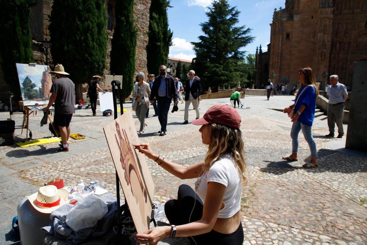 Los artistas elaborando sus obras junto a San Esteban