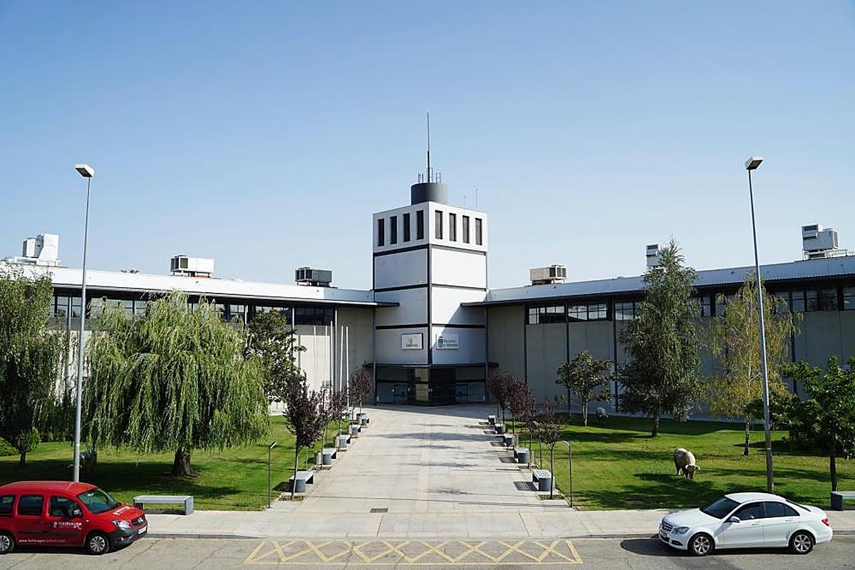 Exterior del pabellón central en el recinto ferial de la Diputación de Salamanca. ARCHIVO