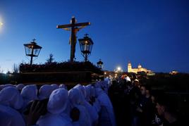 La Hermandad del Cristo del Amor y de la Paz encandila a Salamanca al atardecer