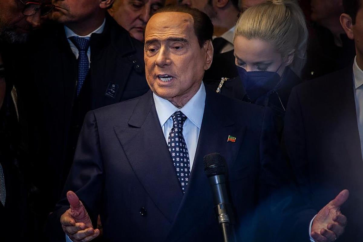 Silvio Berlusconi continúa ingresado