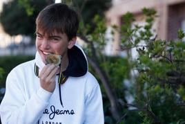 Luis Sánchez García posa con la medalla de la Olimpiada Española de Biología. ALMEIDA