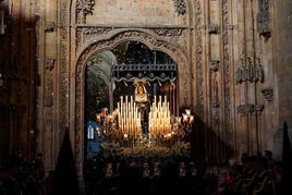 Los pétalos bañan a Nuestra Señora de la Soledad en su salida de la Catedral.