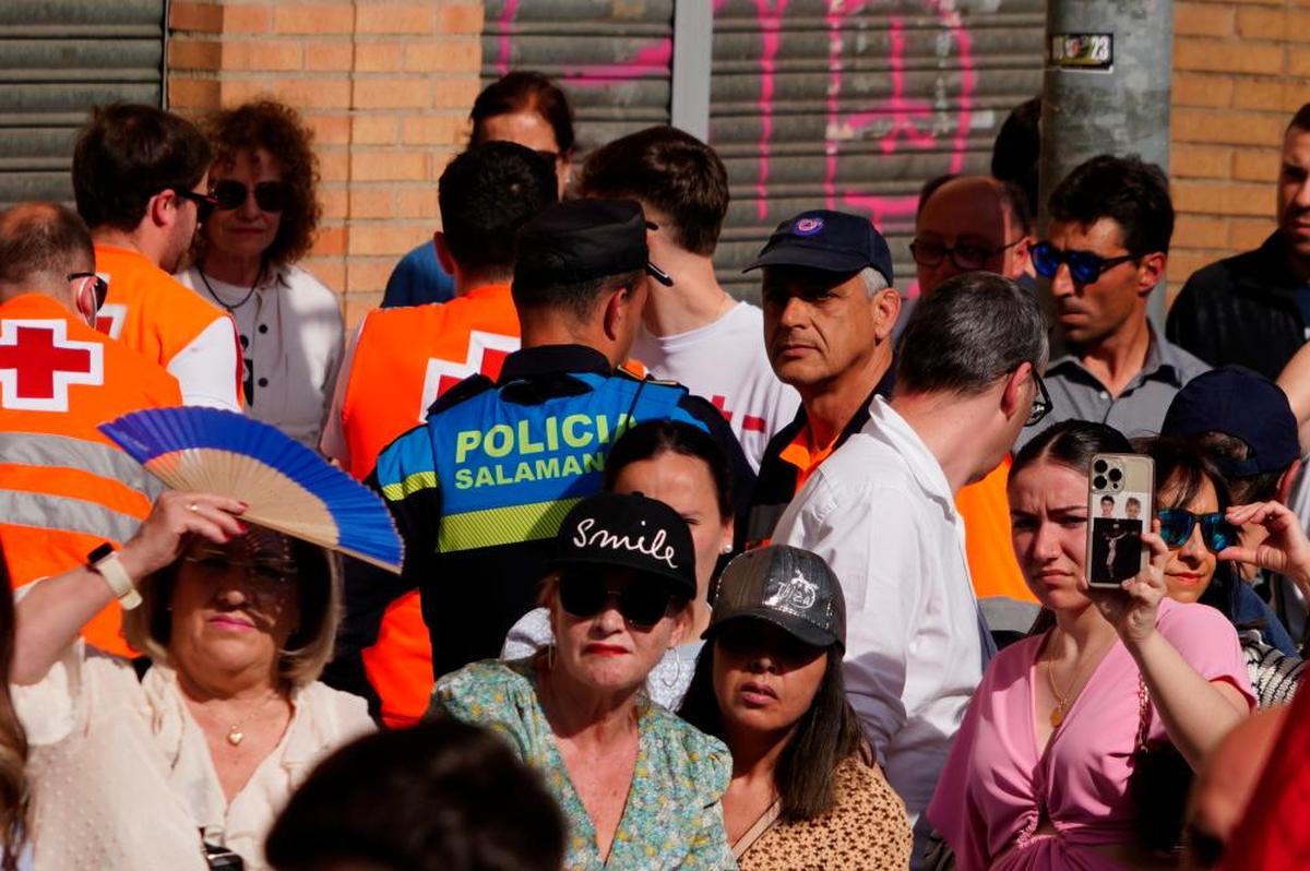 Efectivos de Cruz Roja, durante una intervención una procesión