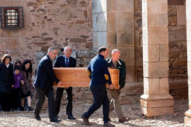Último adiós a Fernando Sánchez Dragó en Castilfrío de la Sierra (Soria)