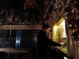 Jorge García tocando el órgano de la Catedral de Segovia