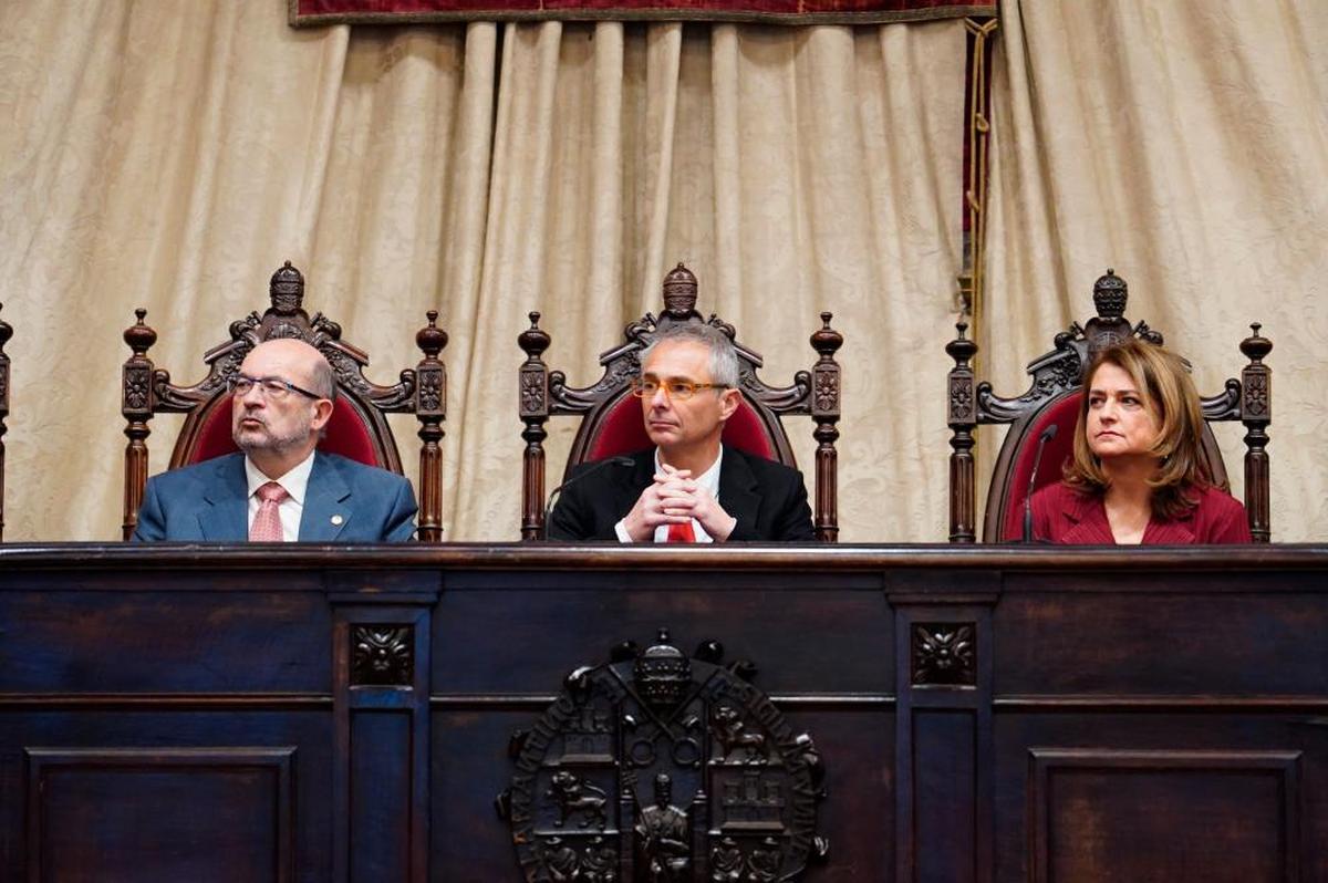 El vicerrector David Díez con el rector Ricardo Rivero en un acto de la Universidad de Salamanca