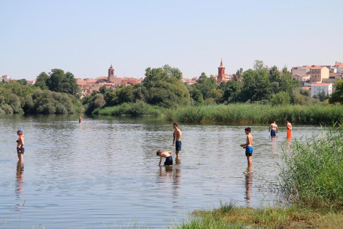 Bañistas en las playas de La Dehesa a su paso por Alba de Tormes