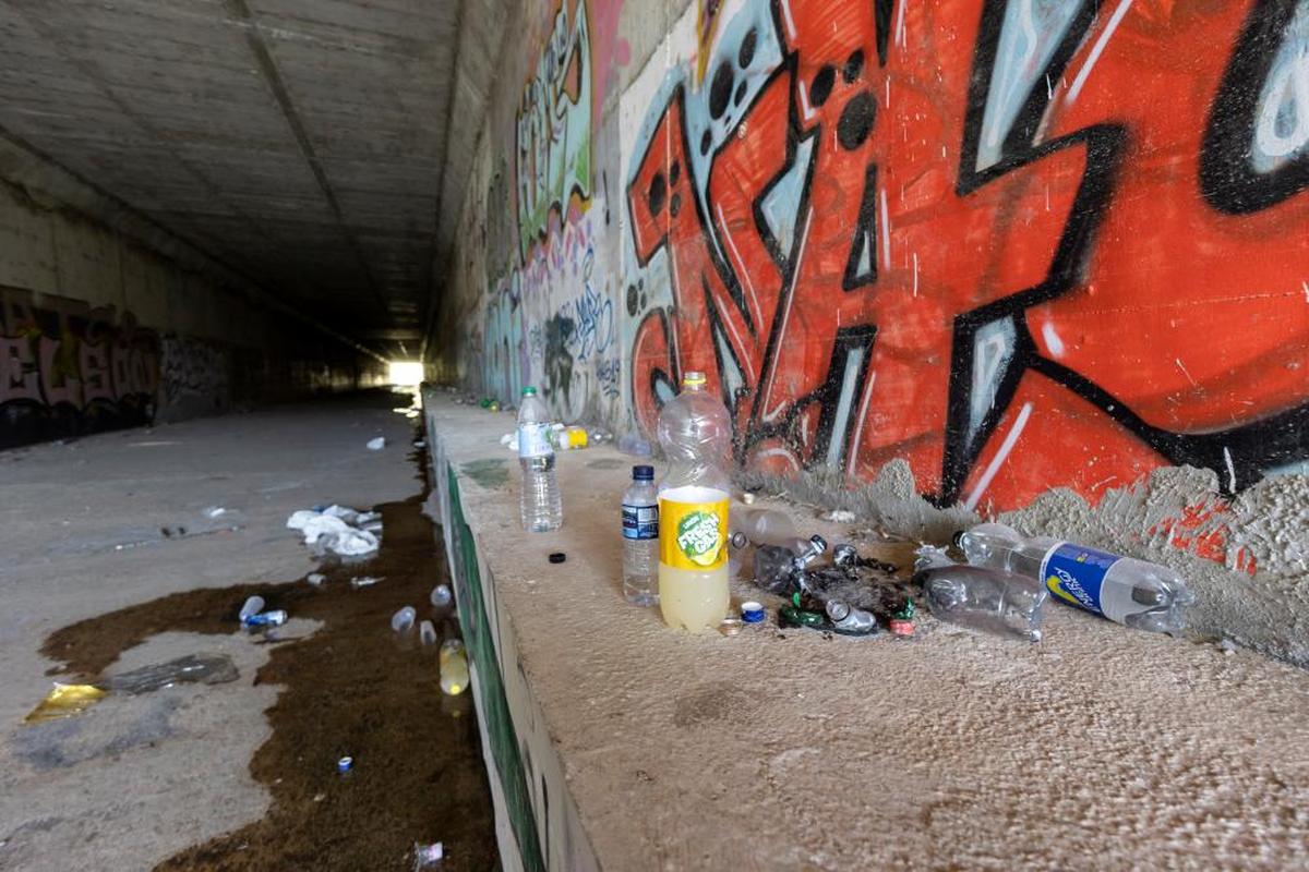 Interior del túnel sin iluminación y en estado de semiabandono