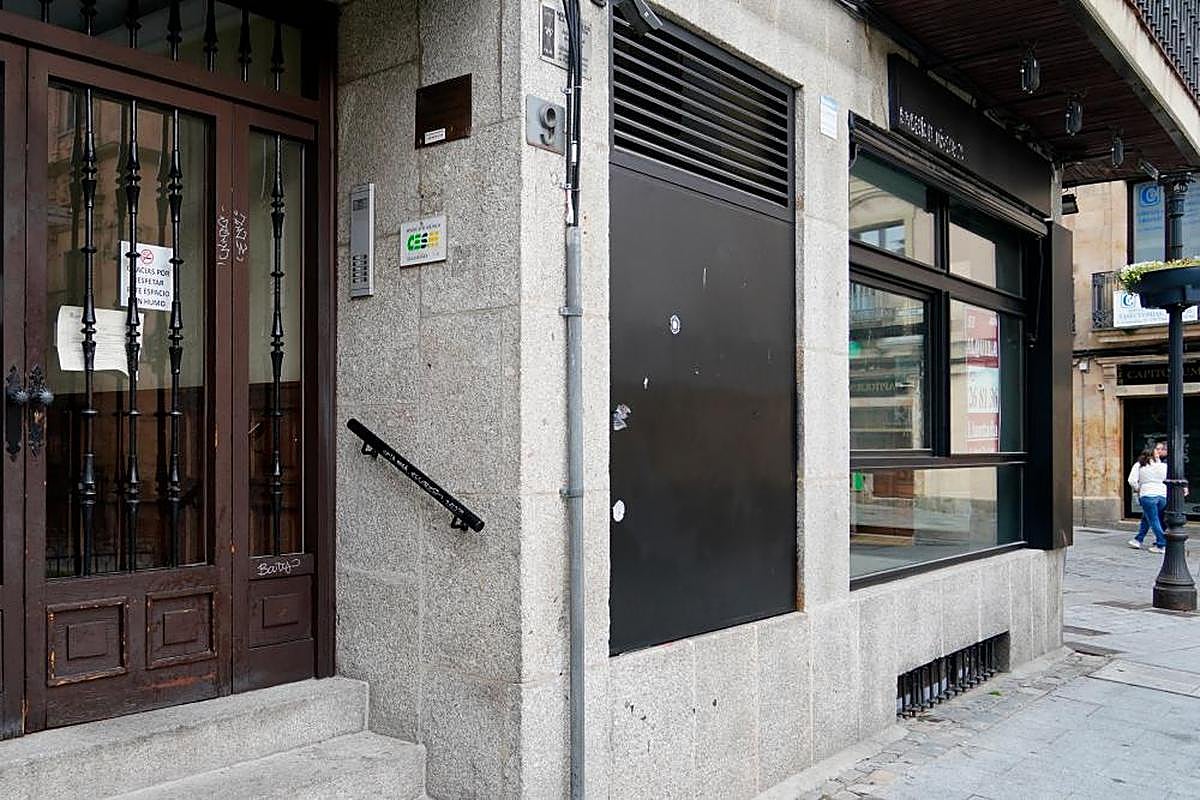 Chapa metálica negra de la plaza de Monterrey donde se produjo el acto vandálico, ya eliminado