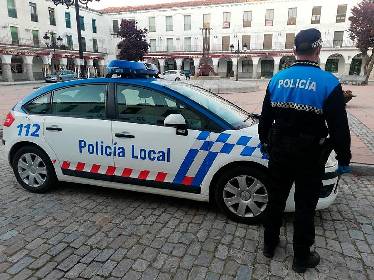 Un agente de la Policía local de Peñaranda en la plaza Nueva