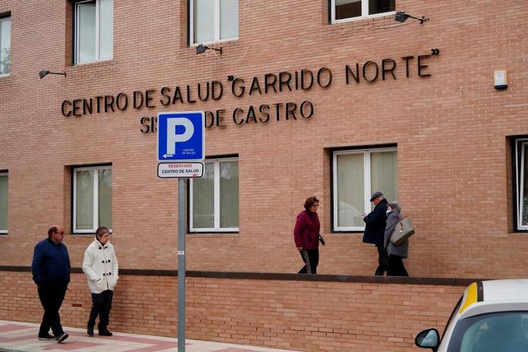 Entrada de pacientes al centro de salud Sisinio de Castro, en Garrido Norte.