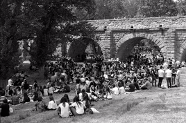 Jóvenes junto al Puente Romano el Lunes de Aguas