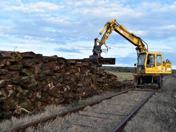 La retirada de vías sigue adelante en el tramo entre Alba de Tormes y Guijuelo. fotos:eñe