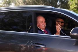 El Rey Emérito Juan Carlos en un coche oficial.