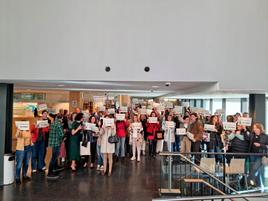 Concentración en el hall de entrada de los juzgados de Colón.