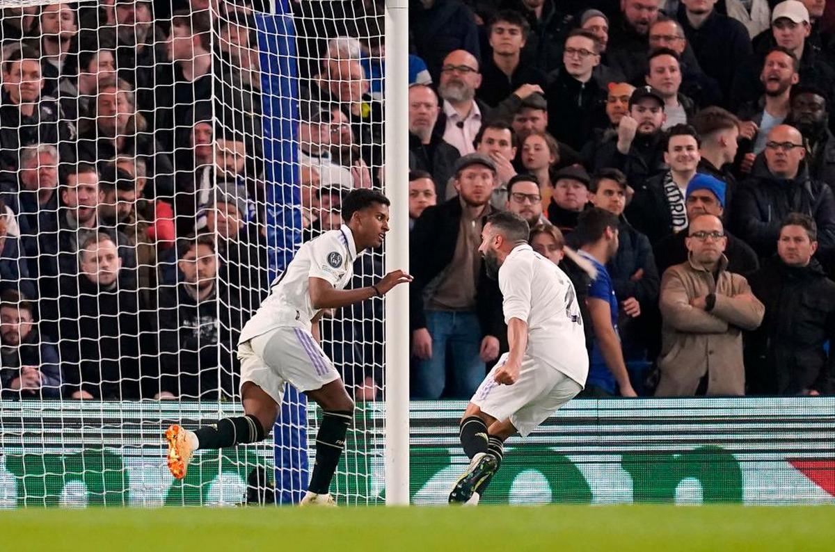 Rodrygo celebra con Carvajal el primero de sus dos goles en Stamford Bridge