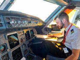 El mirobrigense Óscar Ramajo en el cockpit al mando de un vuelo comercial.