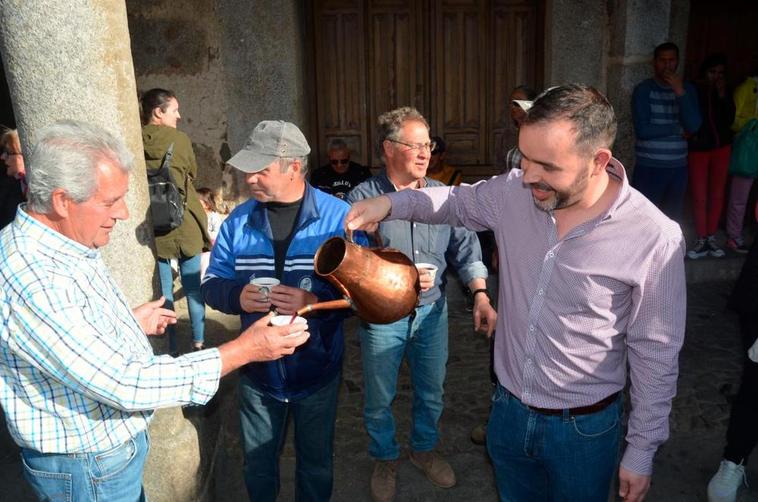Así celebró La Alberca el día del Trago: 100 litros de vino y 12 kilos de obleas