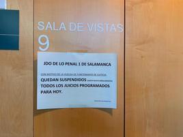 Uno de los anuncios en la puerta de una sala de vistas que anuncia el paro total