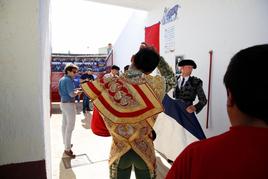 Manuel Diosleguarde, de espaldas en la imagen en el patio de cuadrillas de la plazas de toros de Guijuelo.