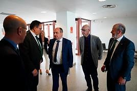 Pedro Medina, en el centro, con representantes de Caja Rural, entre ellos, su presidente, Ernesto Moronta