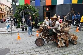 El arte de ‘comunicar con flores’ llega al barrio del Oeste de la mano de la Galería Urbana