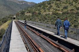 Turistas recorriendo el Camino de Hierro, el tramo de la antigua vía férrea entre La Fregeneda y Vega Terrón