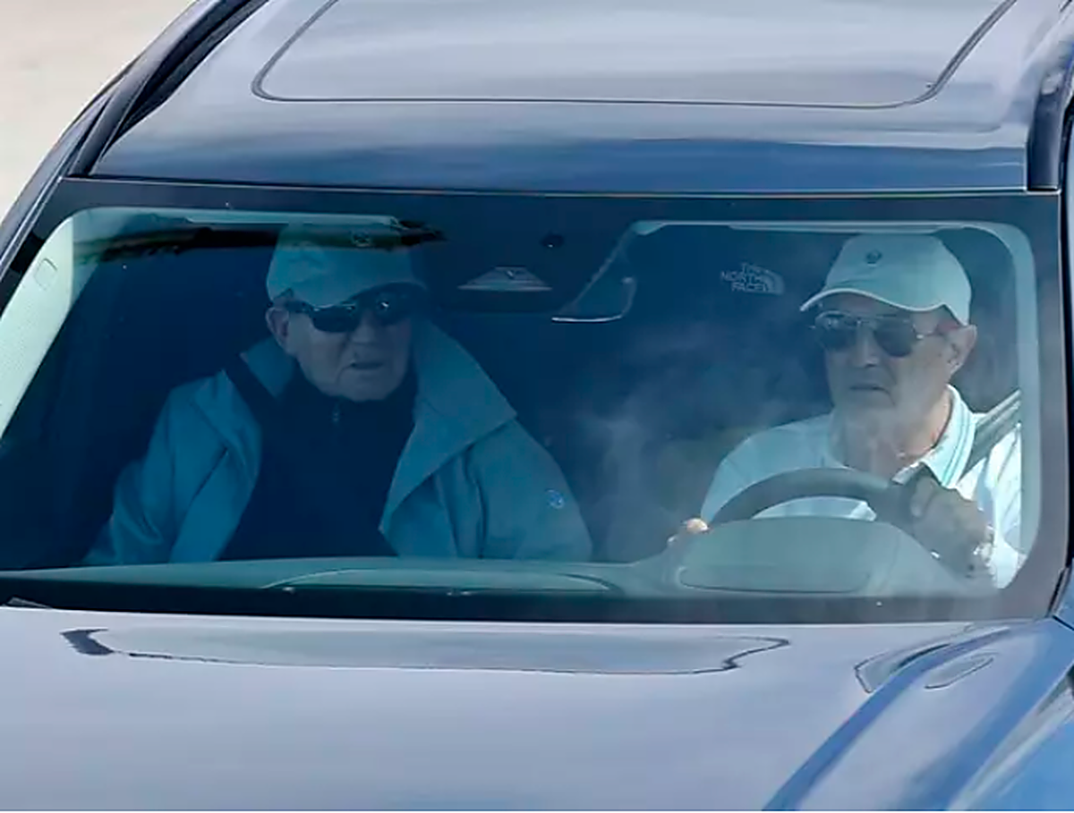 El Rey Juan Carlos abandonando el puerto al no poder participar en la jornada de regatas.