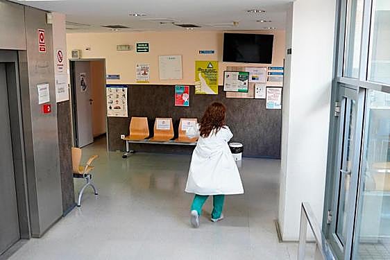 Un sanitario salmantino en el centro de salud Miguel Armijo.