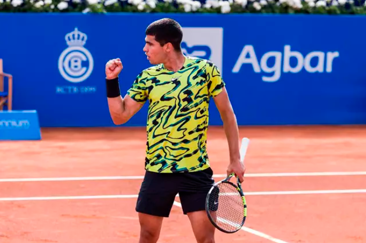 Alcaraz celebra un punto en el Barcelona Open Banc Sabadell-70 Trofeo Conde de Godó.