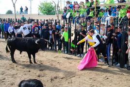 Mayores y jóvenes disfrutando de las fiestas del pueblo.