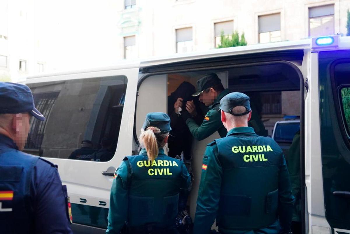 La Rocío se tapó al bajar del furgón policial