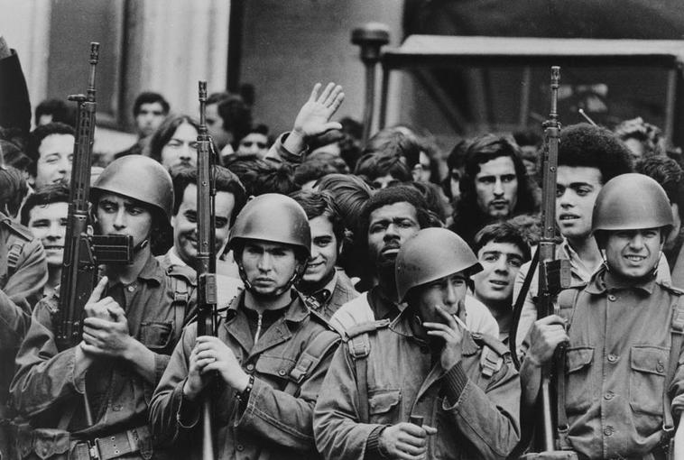 Esto opinaban los españoles sobre la Revolución de los Claveles en el 1974: el CIS revela la encuesta secreta que encargó Franco