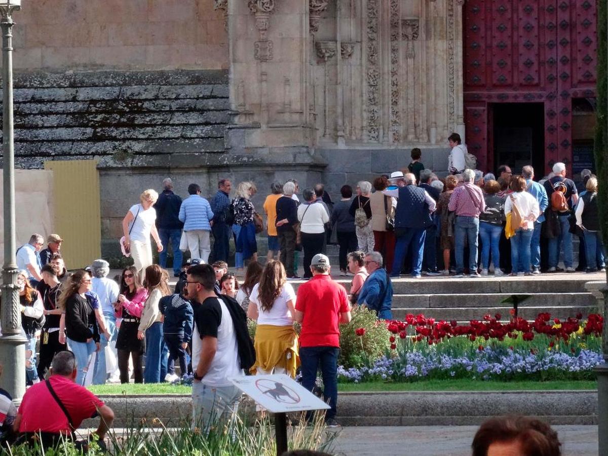 Grupos de turistas a las puertas de la catedral salmantina