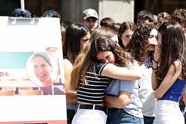 Alumnos de Agnès Lassalle lloran durante el homenaje en la Plaza