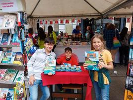 José Mateos Cambronero posa con dos de sus lectores en la Feria del Libro de Ciudad Rodrigo