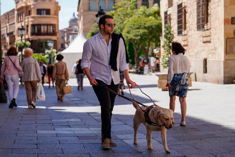 El estudiante ciego que va con su perro guía a clase: “No es maltrato, es parte de mí”