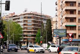 Circulación de vehículos en la glorieta de la Puerta de Zamora. LAYA