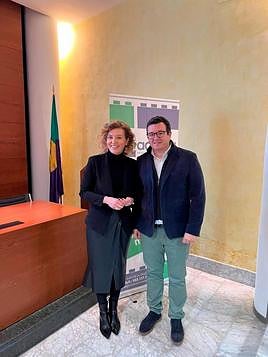 La directora general de Vivienda, Arquitectura y Ordenación del Territorio y Urbanismo de la Junta, María Pardo, y el presidente de ACONSA, Javier Tamames.