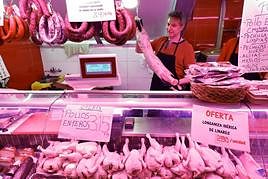 Cordero en una de las carnicerías del mercado.