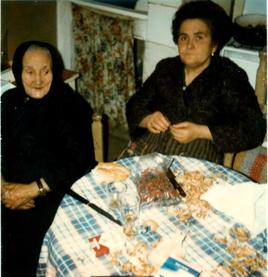 Saturnina Medina Rodríguez junto a su hija Domitila Flores.