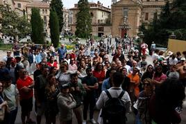 Decenas de turistas ayer por la mañana en la plaza de Anaya