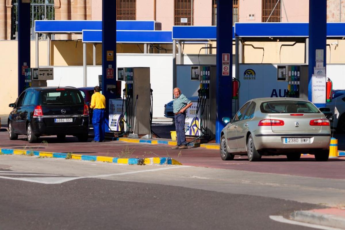 Un coche repostando ayer en una gasolinera salmantina