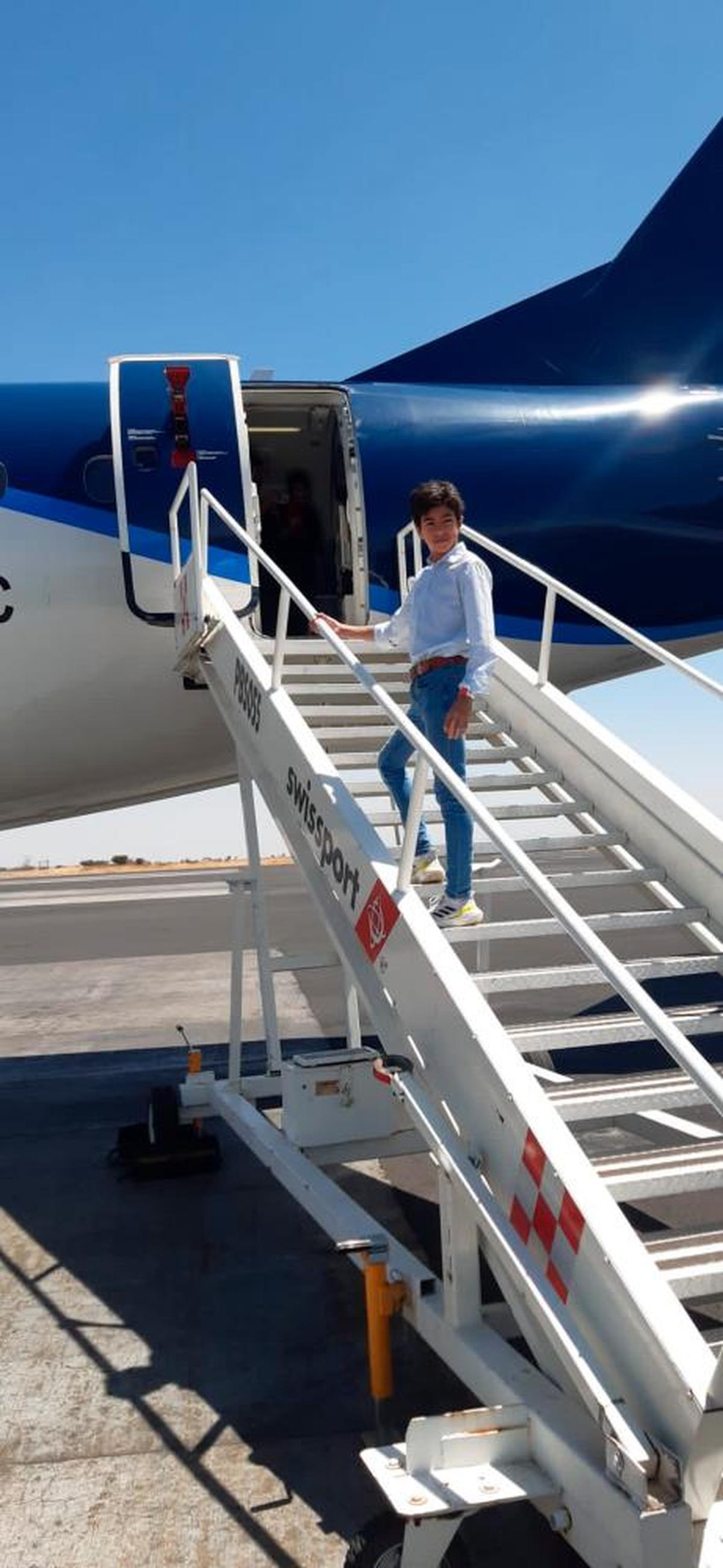 Marco Pérez subiendo al avión que le trajo de nuevo a Salamanca.