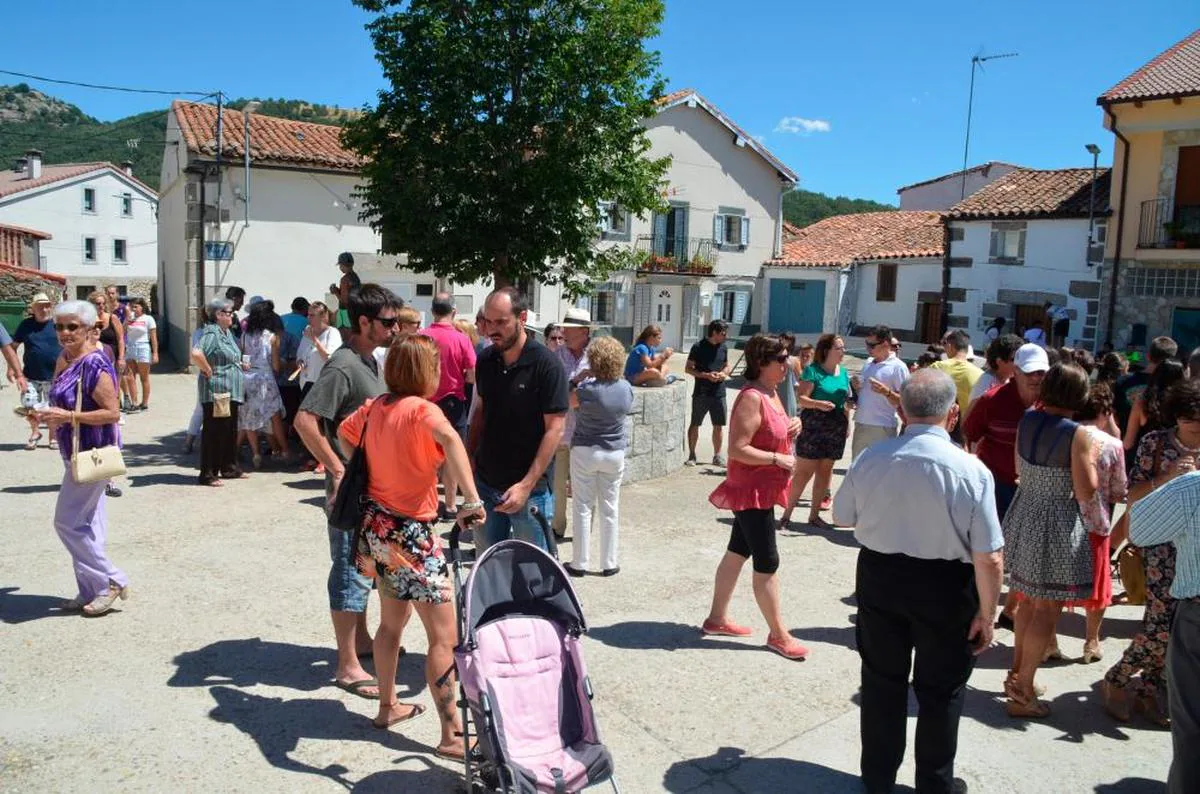 Imagen de vecinos y visitantes en la localidad de Vallejera. TEL