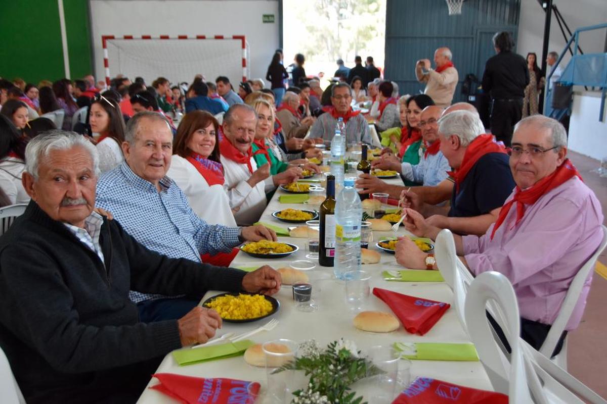 Celedonio Espinosa junto a Silvestre Sánchez y amigos en la comida | EÑE